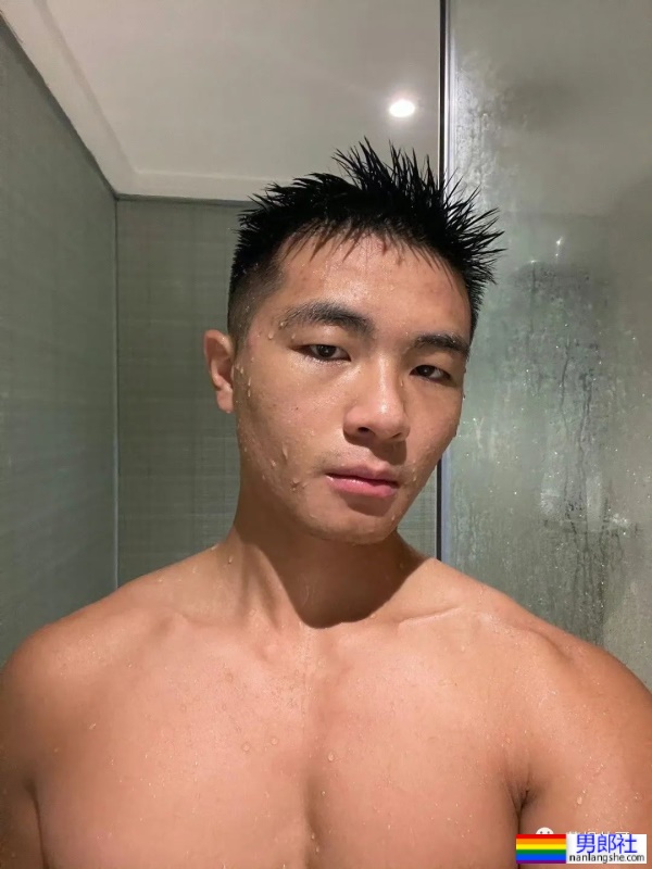 上海17+的肌肉男更衣室自拍，这实力绝了 - 51虹马