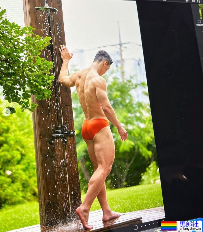 韩国肌肉网红户外洗澡 - 51虹马