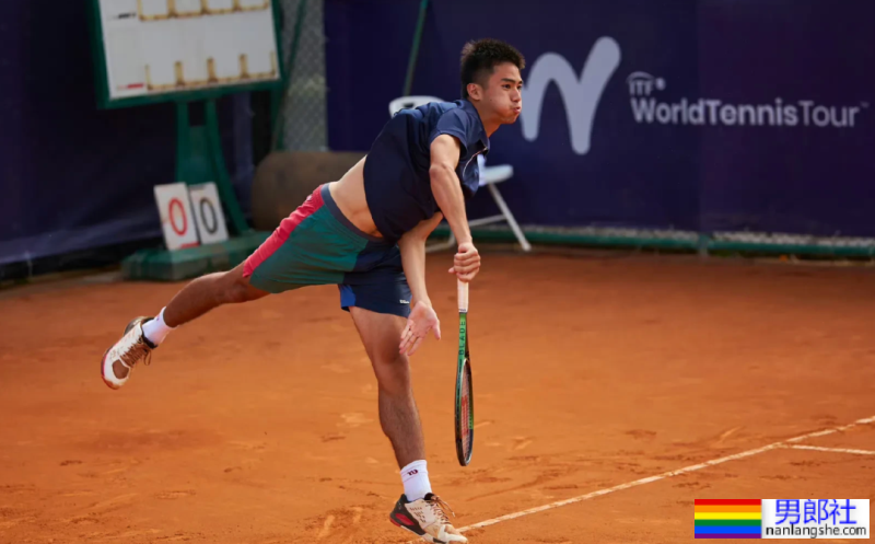 网球小将张凌豪越来越成熟，打球露内裤边与腹肌 - 51虹马