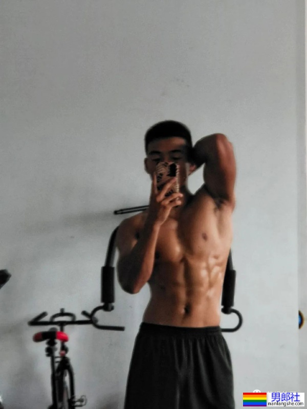 21岁河南直男退伍兵哥哥，肌肉身材超硬的！ - 51虹马