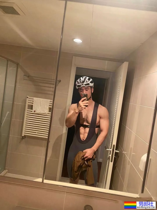 北京肌肉小哥撑开紧身骑行服，露出大胸肌还有茂盛的胸毛！ - 51虹马