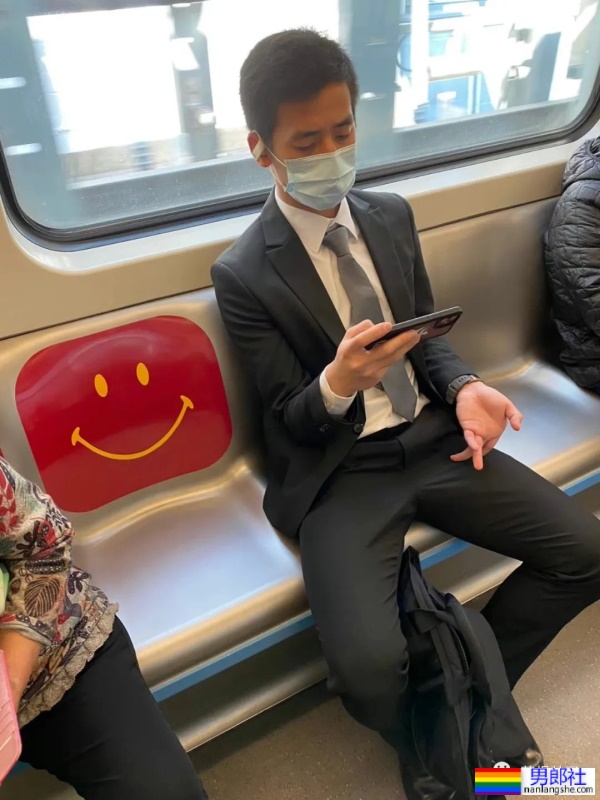 又来一波地铁正装帅哥，第一个就让我沦陷了 - 51虹马