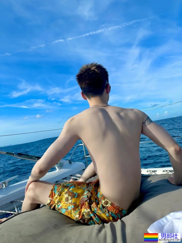 奶白奶白的腹肌小帅哥 - 51虹马