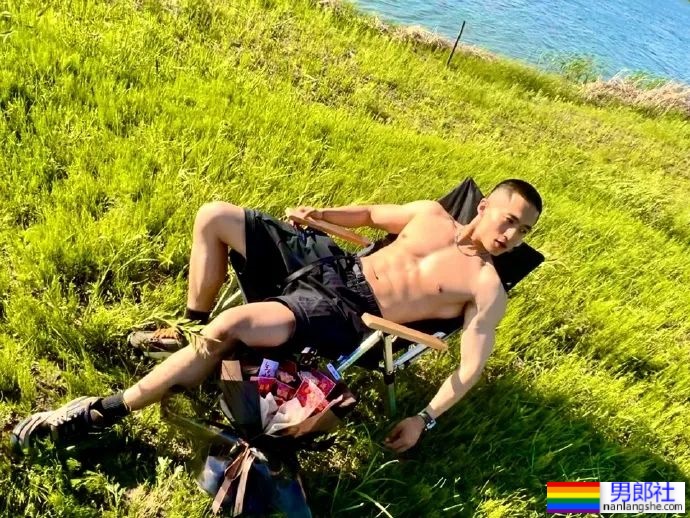 肌肉爷们在野外露营，来自黑龙江，这身材荷尔蒙太浓了！ ​​​ - 51虹马