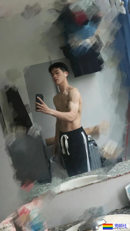 肌肉练到青筋暴起，南昌工程学院20岁的男大学生！  - 51虹马