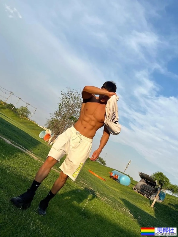 黑皮肌肉男脱衣服了，尖叫吧！ - 51虹马