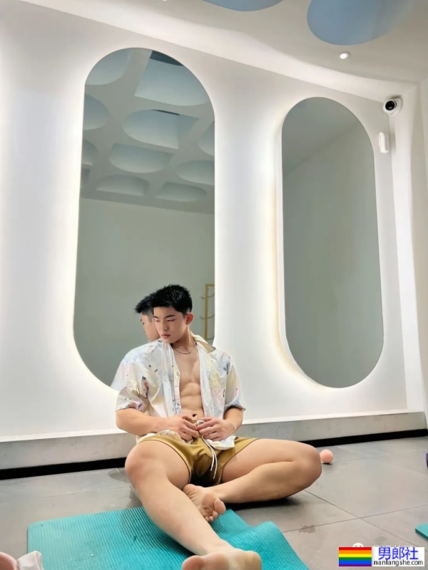 18岁广东体育生穿灰裤子太好看了，真的长大了 - 51虹马