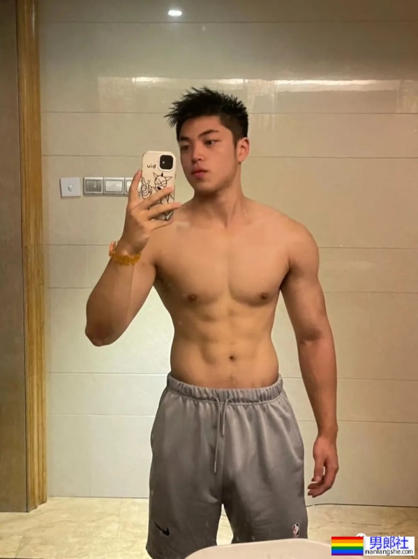 00后体育生也太帅，白袜泳裤浴巾每个元素都拿捏了！-51虹马