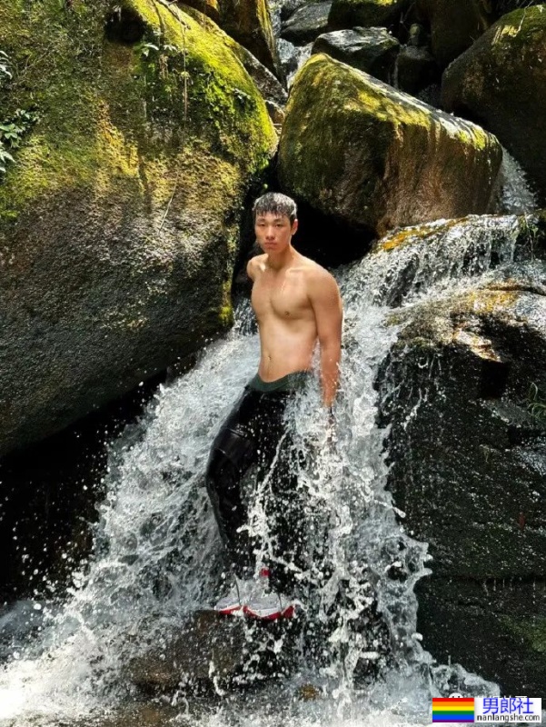 广州22岁肌肉小哥户外野泳秀身材，全身湿透到不敢看 - 51虹马