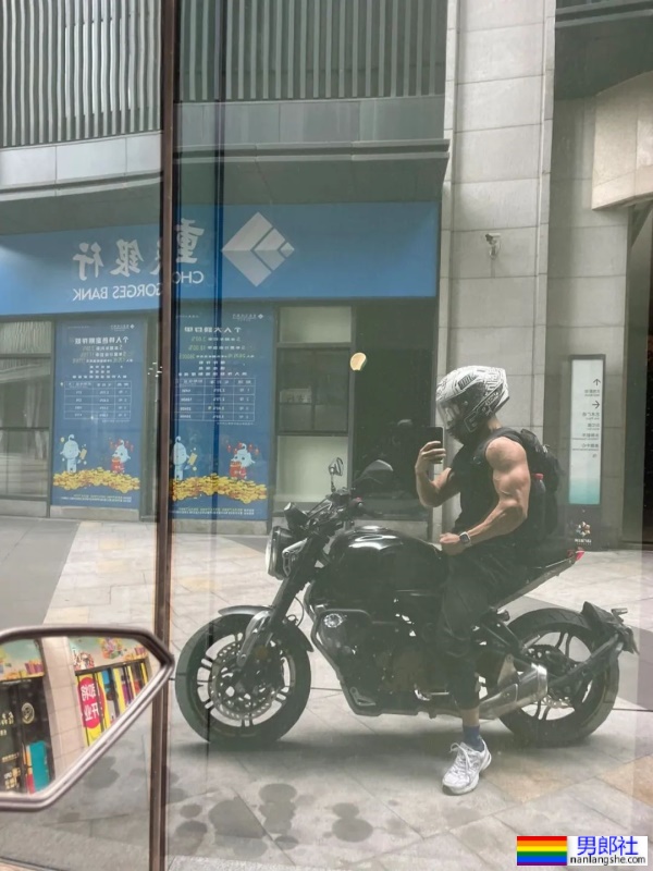 23岁重庆机车猛男，穿内裤野泳，湿透只能打码了！ - 51虹马