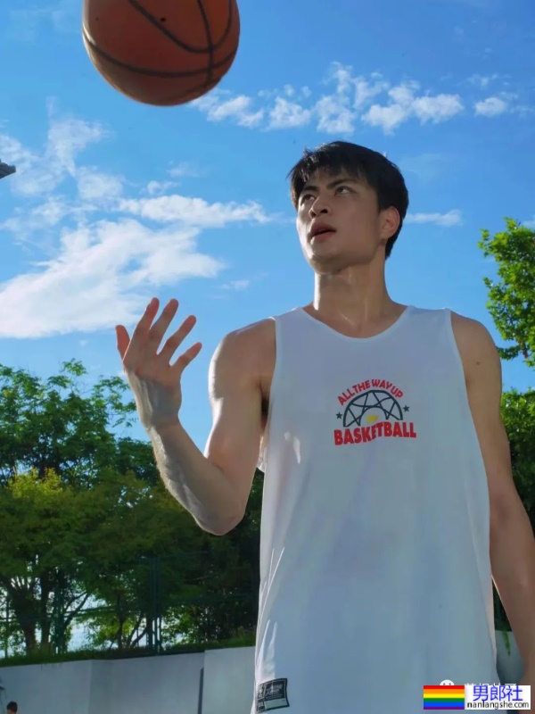 穿红短裤的篮球帅哥 - 51虹马