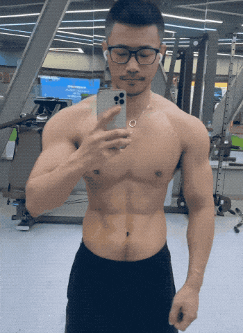 武汉彪学长更衣室最新自拍硬照，现在变这样了！ - 51虹马