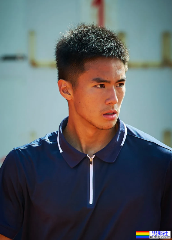 网球小将张凌豪越来越成熟，打球露内裤边与腹肌 - 51虹马