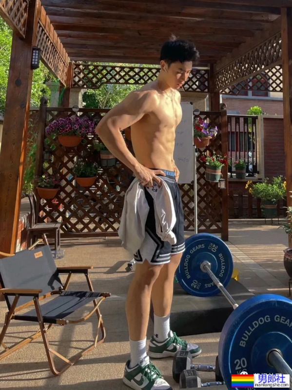 22岁天津191CM篮球体育生,脱衣打球,这背太美了 - 51虹马 22岁天津191CM篮球体育生,脱衣打球,这背太美了 - 51虹马