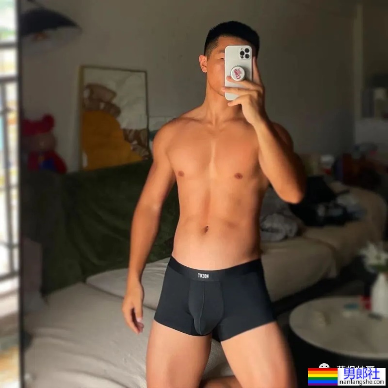 上海17+的肌肉男更衣室自拍，这实力绝了 - 51虹马