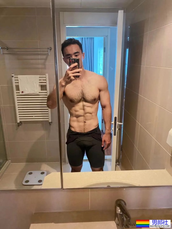 北京肌肉小哥撑开紧身骑行服，露出大胸肌还有茂盛的胸毛！ - 51虹马