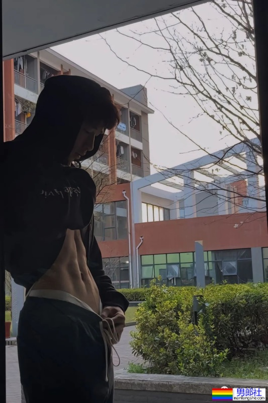 宿舍里有个肌肉身材的篮球体育生，他还不爱穿衣服 - 51虹马
