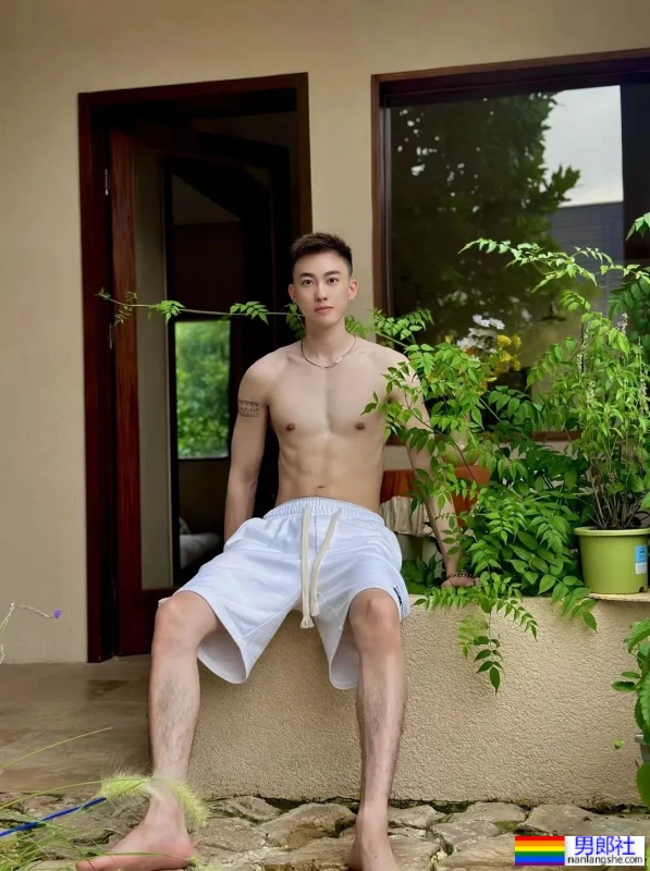 奶白奶白的腹肌小帅哥 - 51虹马