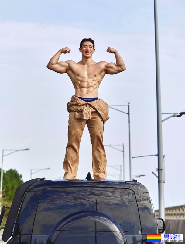 韩国肌肉网红户外洗澡 - 51虹马