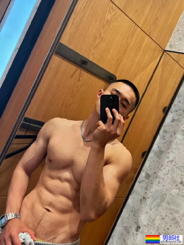 肌肉爷们在野外露营，来自黑龙江，这身材荷尔蒙太浓了！ ​​​ - 51虹马