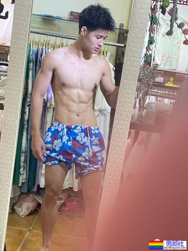 成都体育学院的室友，没事就脱衣服 - 51虹马