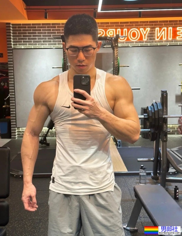 来自重庆的翘臀筋肉男，拍写真也太敢了吧！ - 51虹马