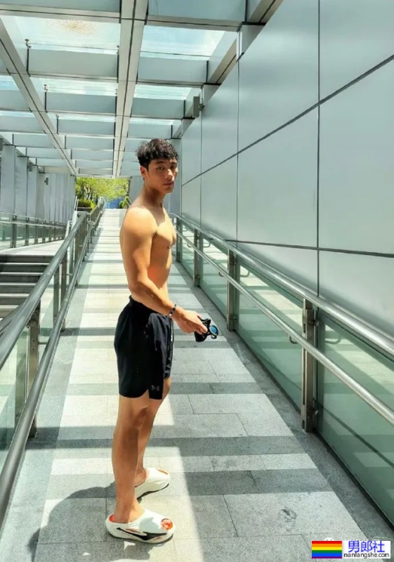 广州22岁肌肉小哥户外野泳秀身材，全身湿透到不敢看 - 51虹马