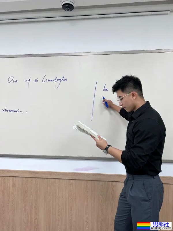 爱穿正装的英语老师有多帅？竟是大胸山东汉子！ - 51虹马