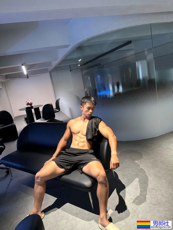 23岁重庆机车猛男，穿内裤野泳，湿透只能打码了！ - 51虹马