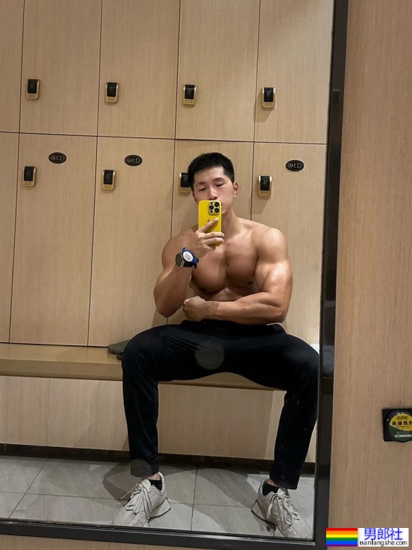 太大了！浙江黑皮肌肉小哥，紧身骑行服都撑爆了！ - 51虹马