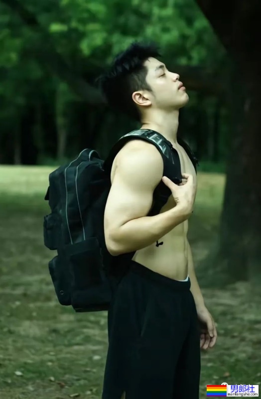 00后体育生也太帅，白袜泳裤浴巾每个元素都拿捏了！ - 51虹马