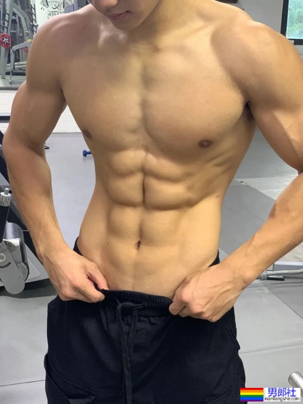 厦门不穿衣服的“肌肉司机”，22岁183CM私教腹肌有多硬？ - 51虹马