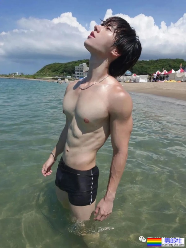 八块腹肌的男大学生，肌肉太硬了！ - 51虹马