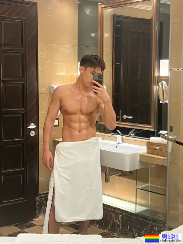 黑龙江的健身教练穿上灰裤子，东北爷们就是这么牛！ - 51虹马