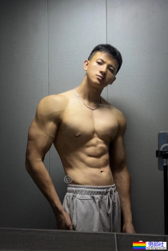 穿灰裤子的成都健身私教，看完想报他的课 - 51虹马