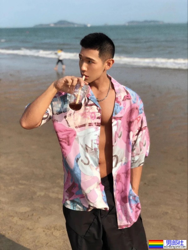 足球小哥不穿衣服也太好看了，这小胸肌藏不住了 - 51虹马