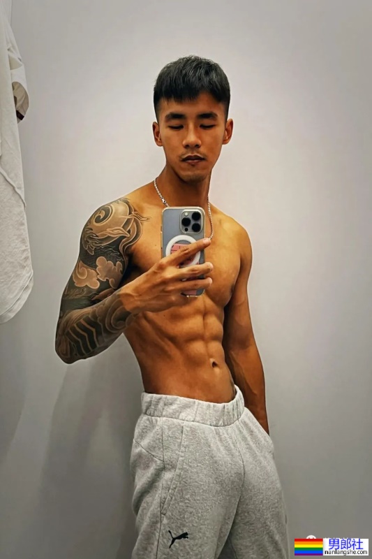 花臂机车小哥穿上灰裤子，太好看了 - 51虹马