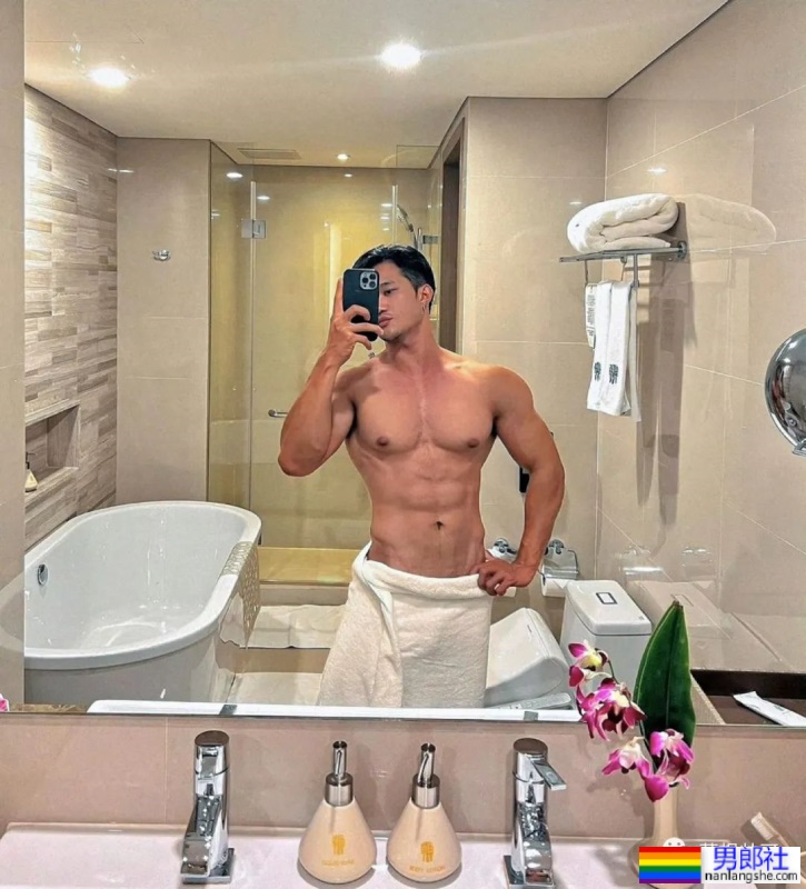 只围着浴巾的精壮男人玩自拍！ - 51虹马