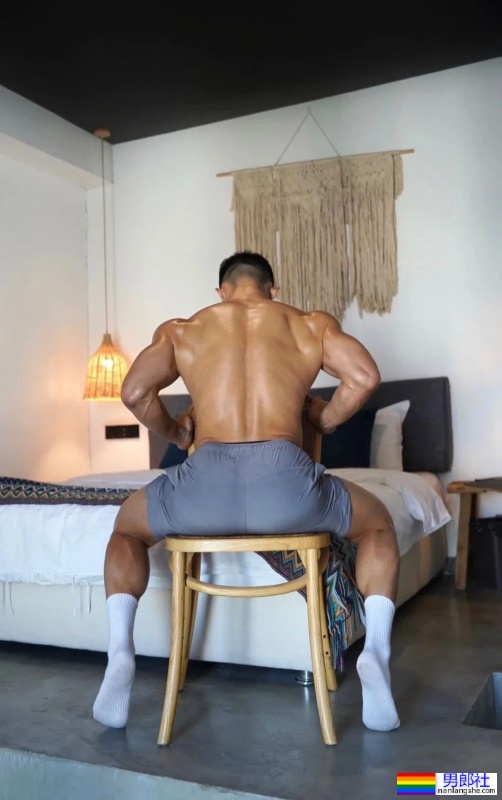 来自重庆的翘臀筋肉男，拍写真也太敢了吧！ - 51虹马