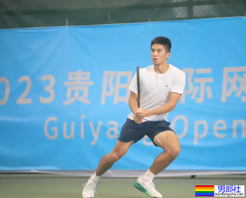 网球小将张凌豪越来越成熟，打球露内裤边与腹肌 - 51虹马