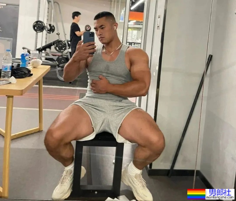 山东体院的壮男体育生，又高又大这谁抵抗得了啊？ - 51虹马