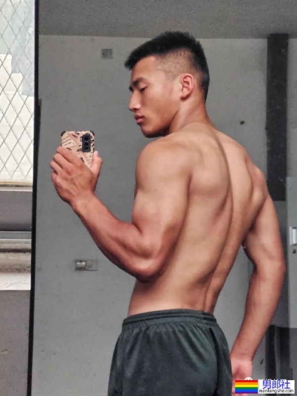 21岁河南直男退伍兵哥哥，肌肉身材超硬的！ - 51虹马