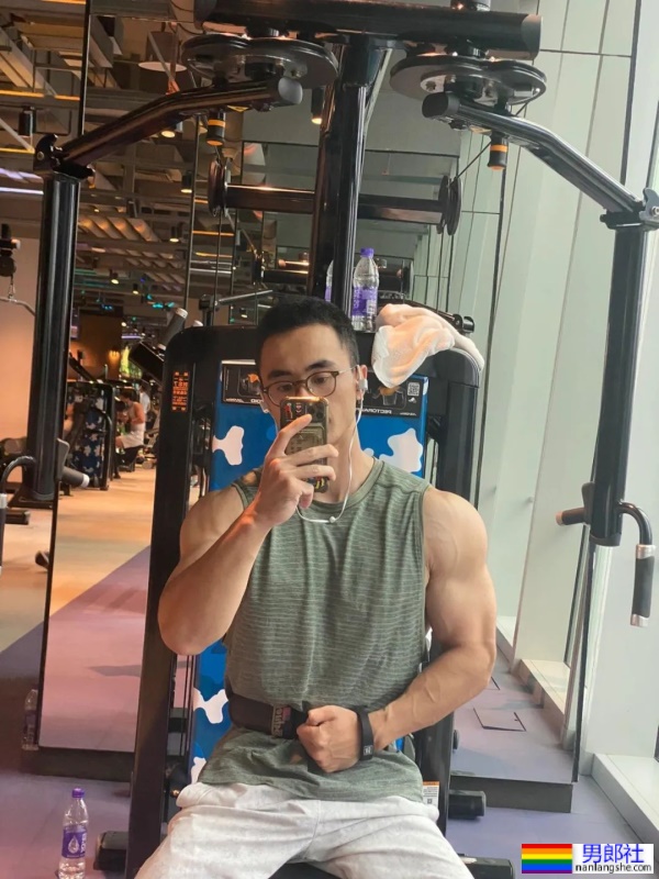 北京肌肉小哥撑开紧身骑行服，露出大胸肌还有茂盛的胸毛！ - 51虹马