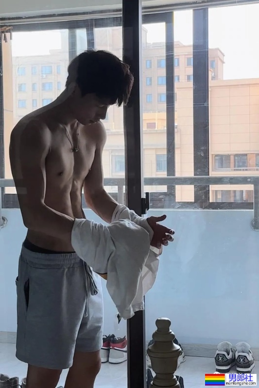 宿舍里有个肌肉身材的篮球体育生，他还不爱穿衣服 - 51虹马