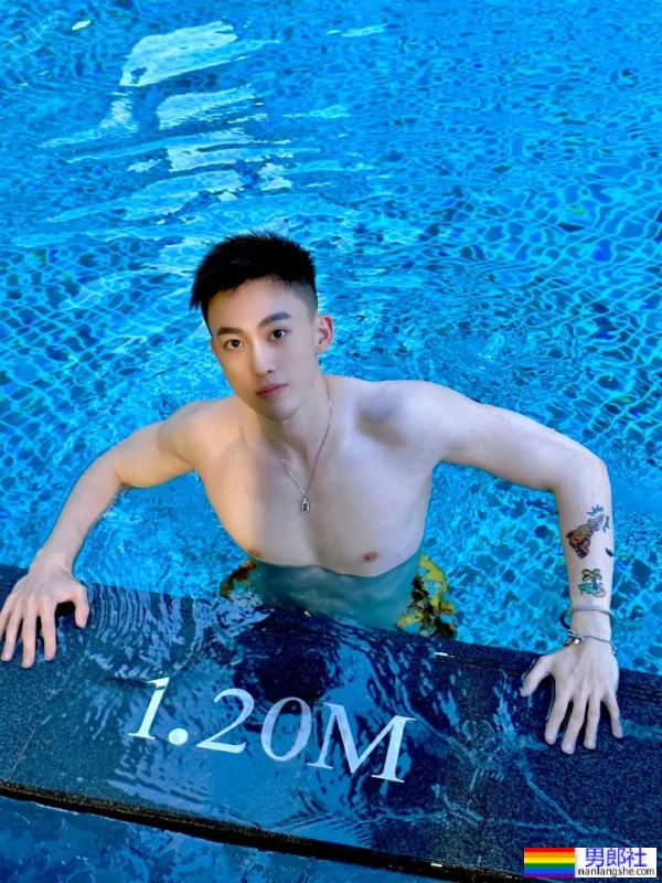 奶白奶白的腹肌小帅哥 - 51虹马