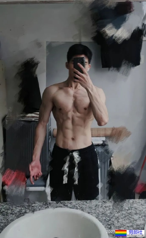 肌肉练到青筋暴起，南昌工程学院20岁的男大学生！  - 51虹马