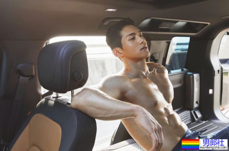 韩国肌肉网红户外洗澡 - 51虹马