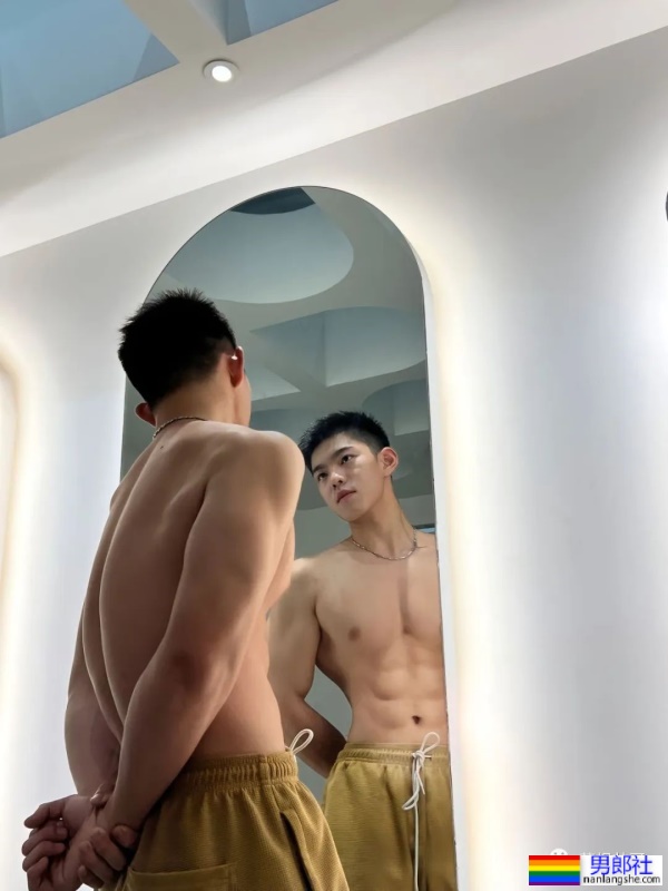 18岁广东体育生穿灰裤子太好看了，真的长大了 - 51虹马