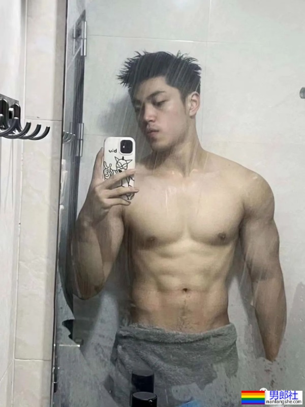 00后体育生也太帅，白袜泳裤浴巾每个元素都拿捏了！ - 51虹马