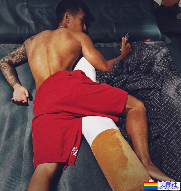 花臂机车小哥穿上灰裤子，太好看了 - 51虹马